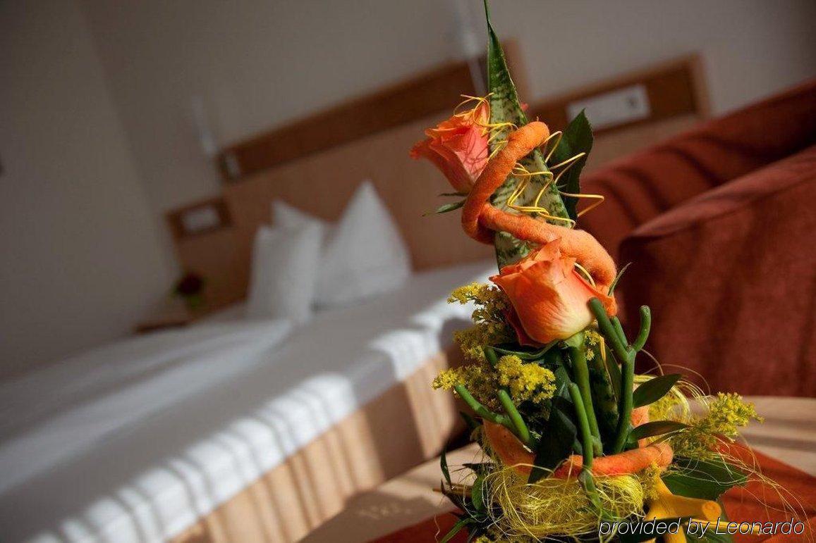 Zeller'S Quartier Hotel Koenigsbrunn Room photo